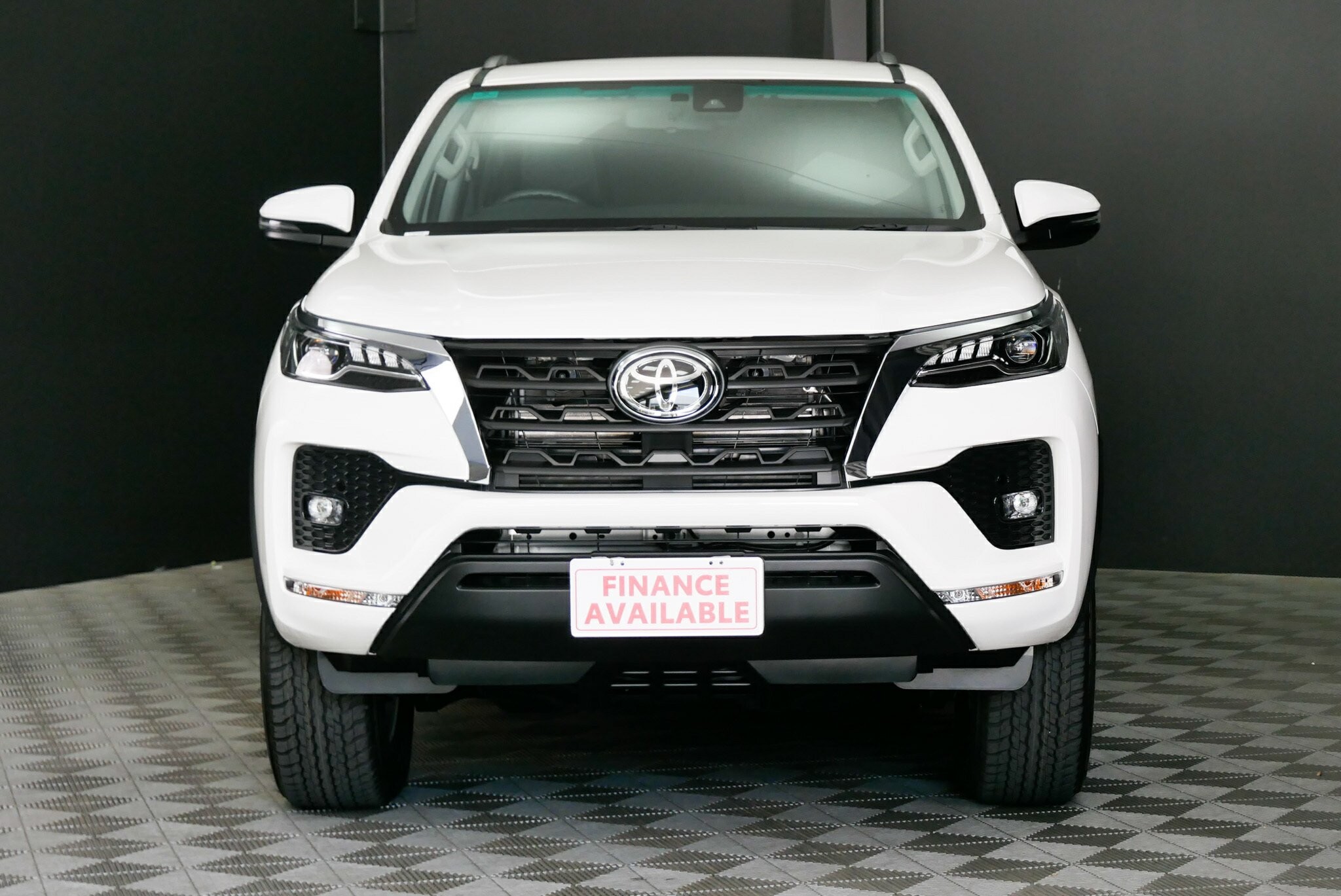 Toyota Fortuner image 2