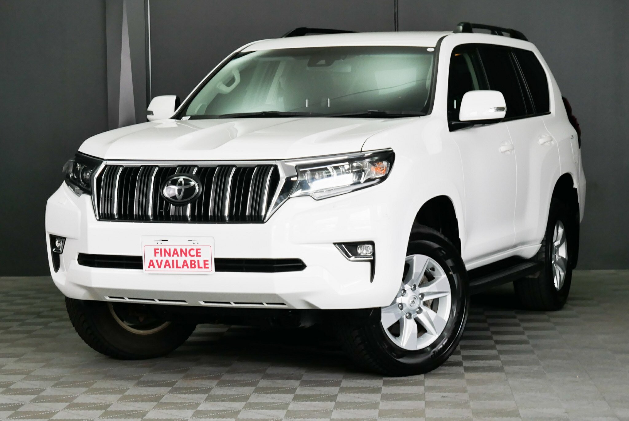 Toyota Landcruiser Prado image 3