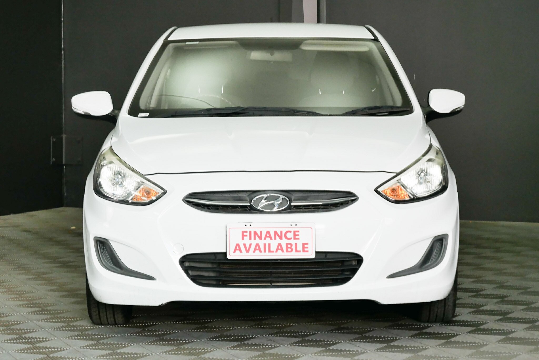 Hyundai Accent image 2