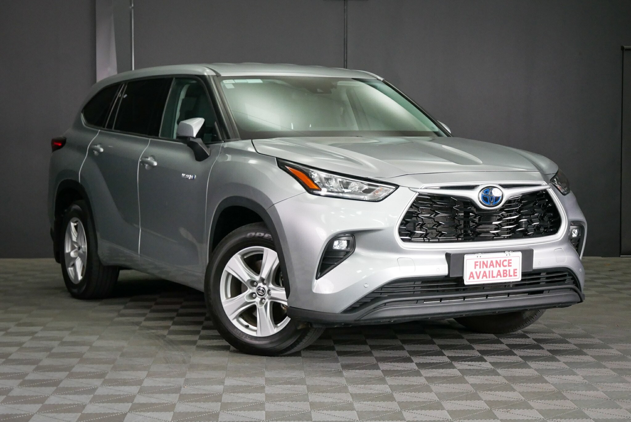 Toyota Kluger image 1