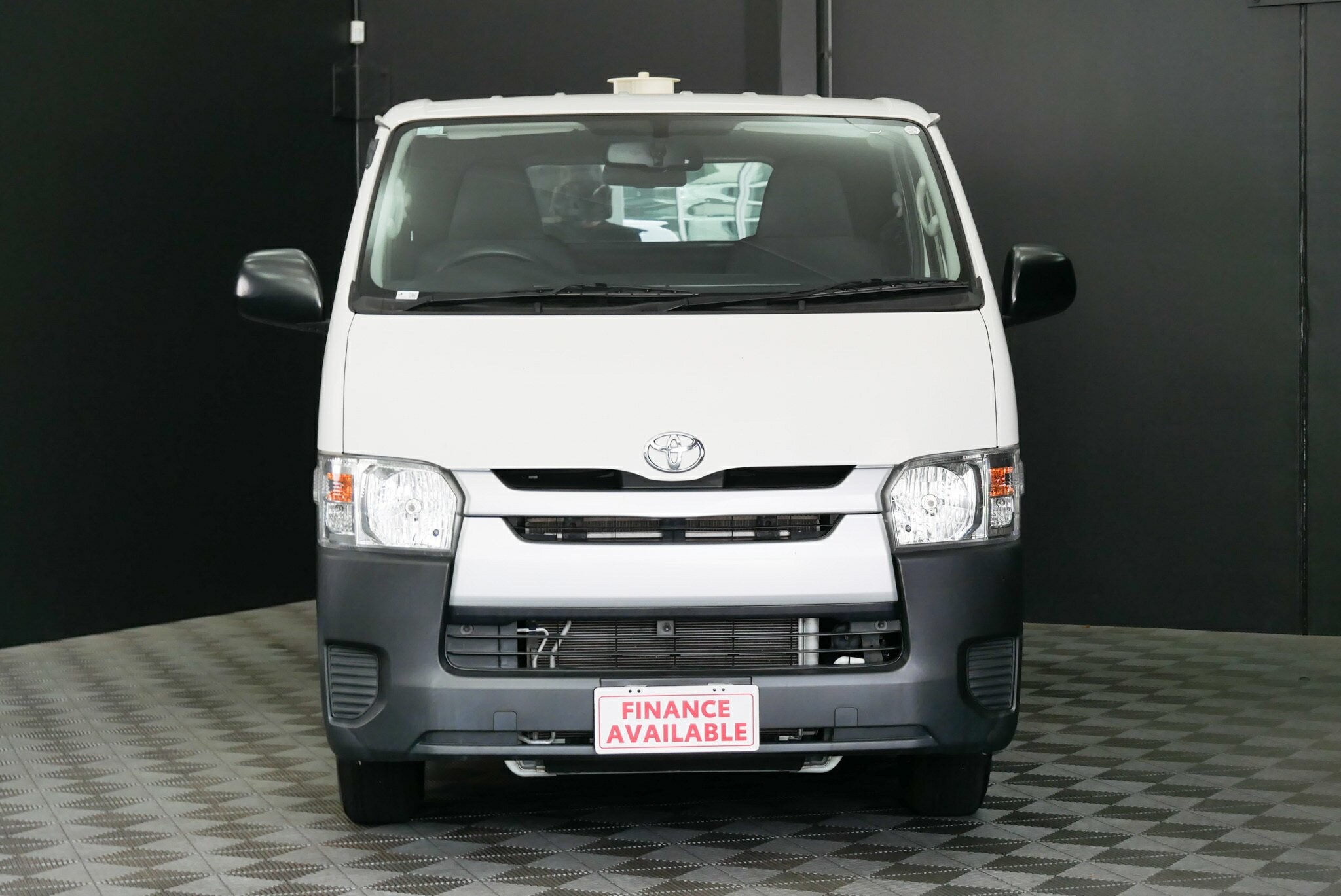 Toyota Hiace image 2