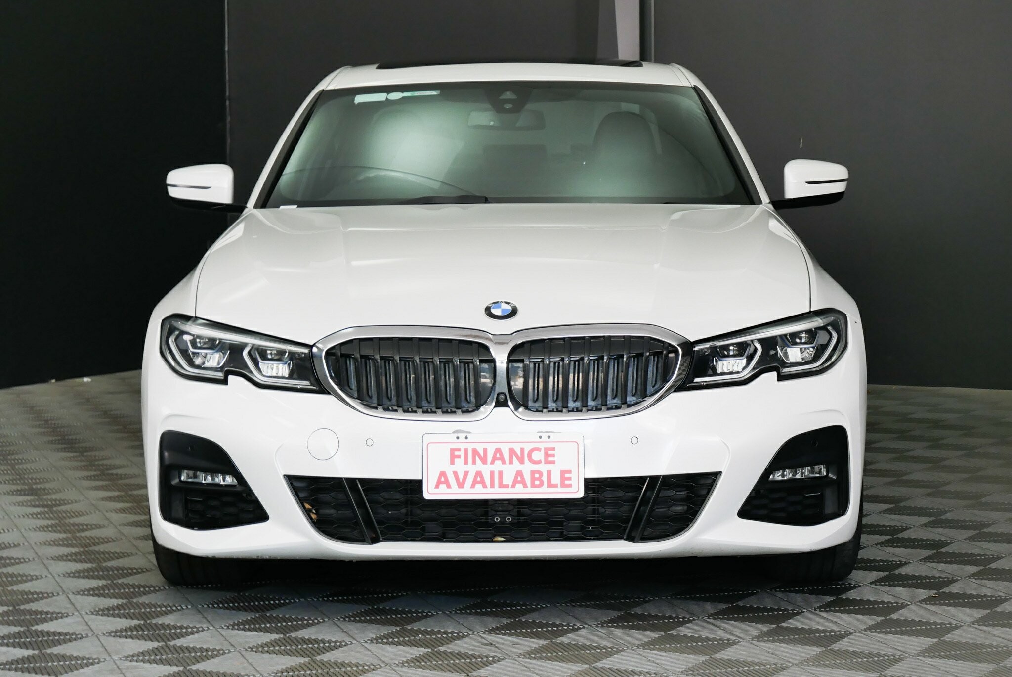 BMW 3 Series image 2