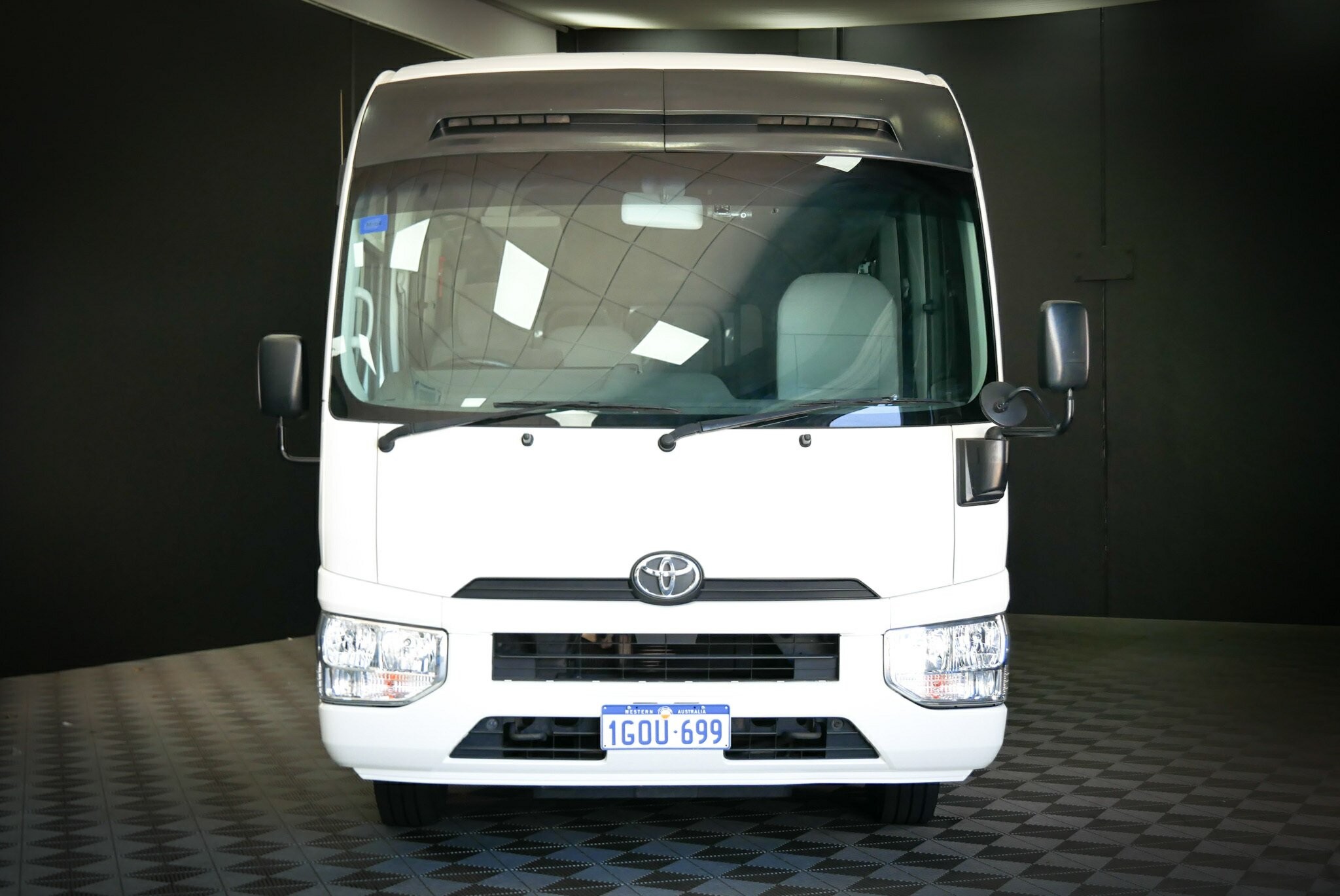 Toyota Coaster image 3