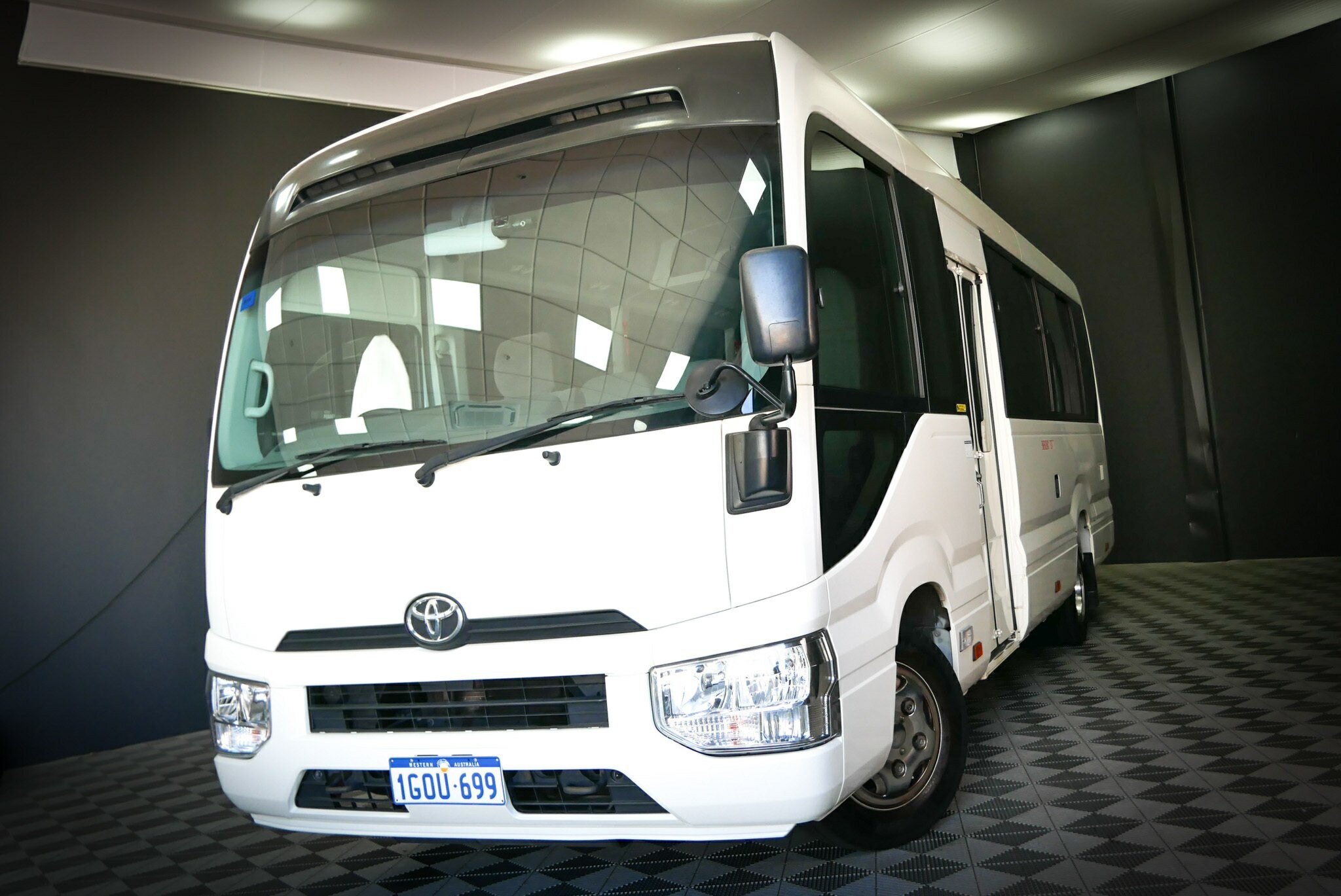 Toyota Coaster image 4