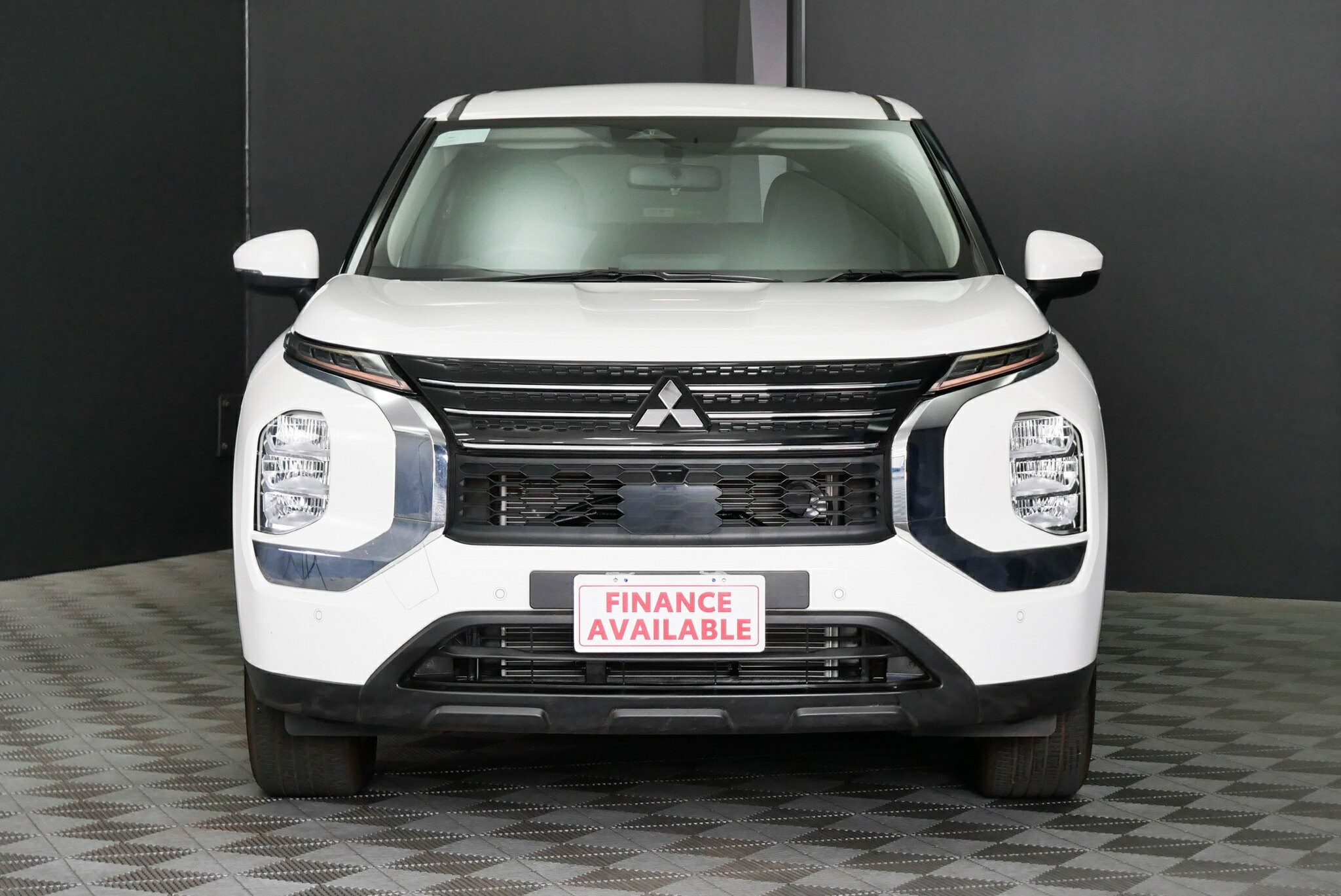 Mitsubishi Outlander image 2