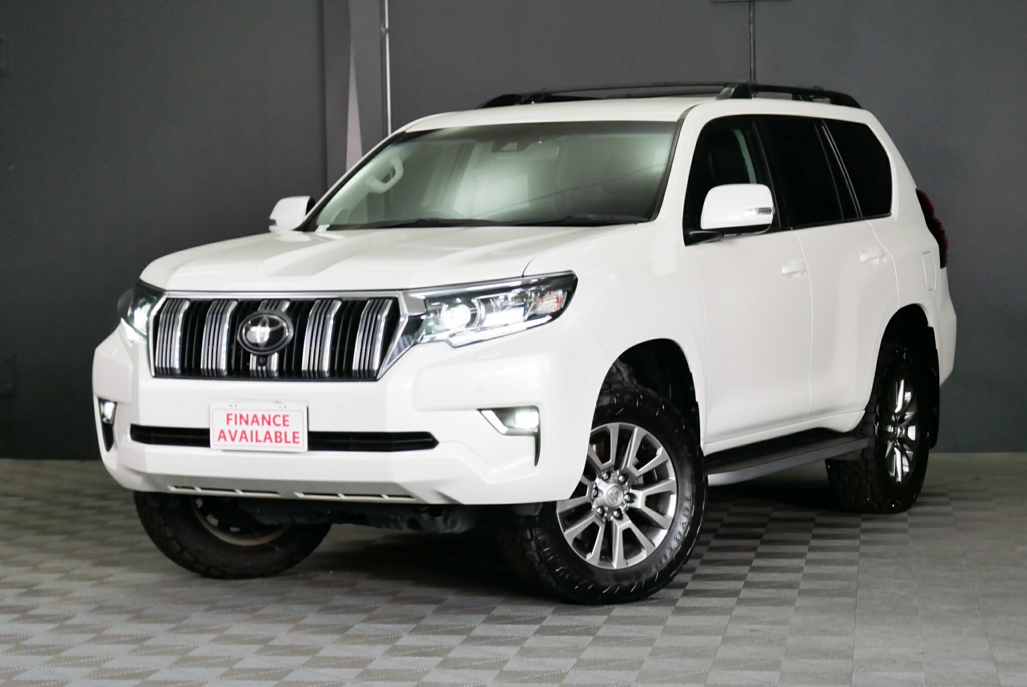 Toyota Landcruiser Prado image 2