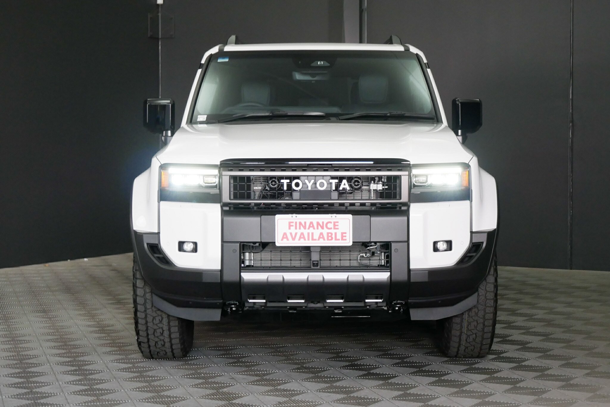 Toyota Landcruiser Prado image 2