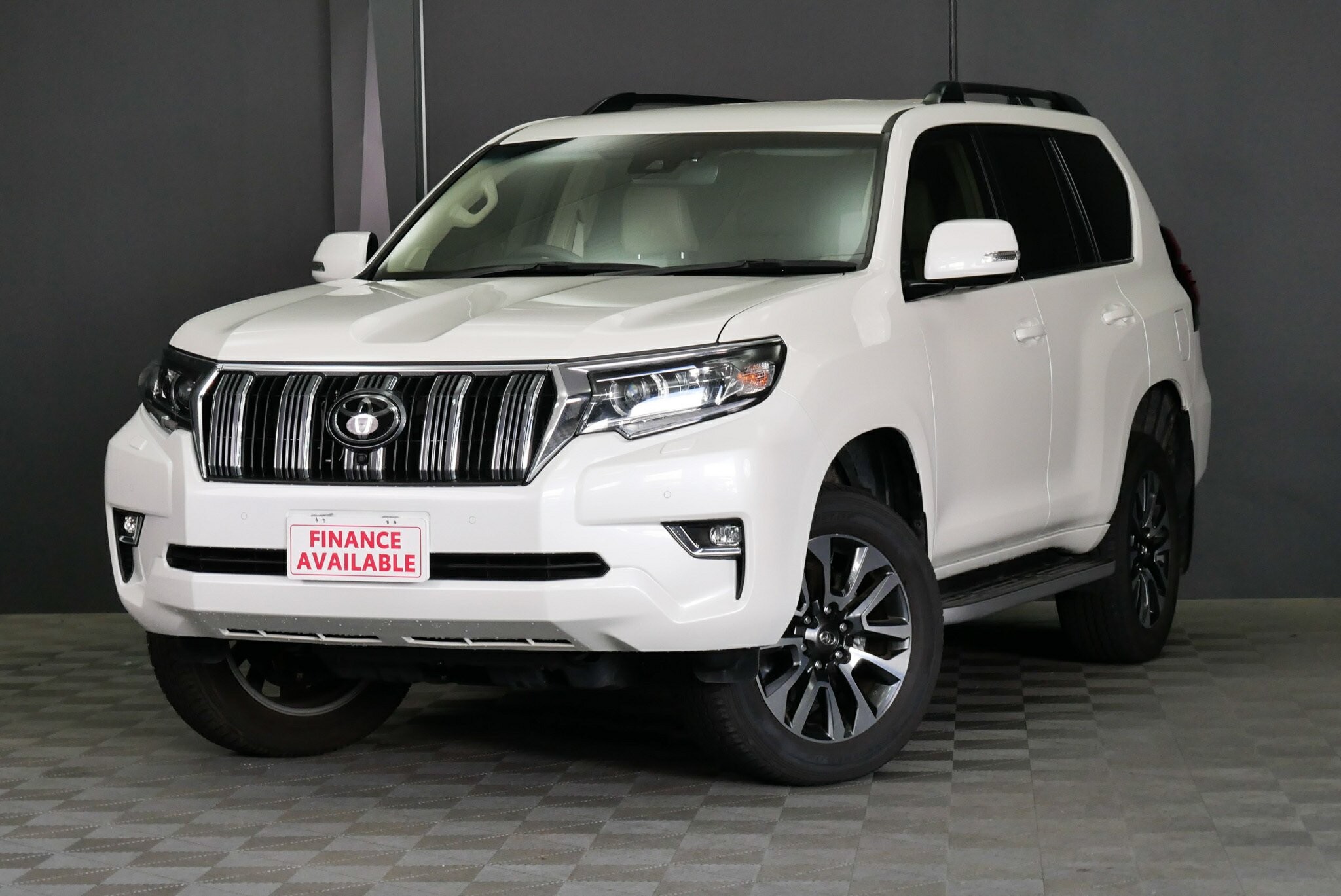 Toyota Landcruiser Prado image 3