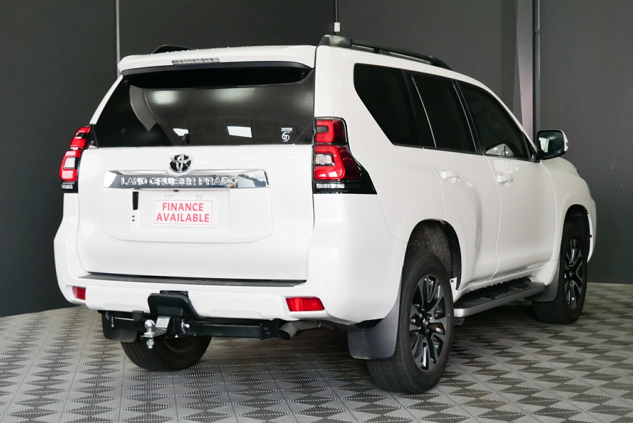 Toyota Landcruiser Prado image 4