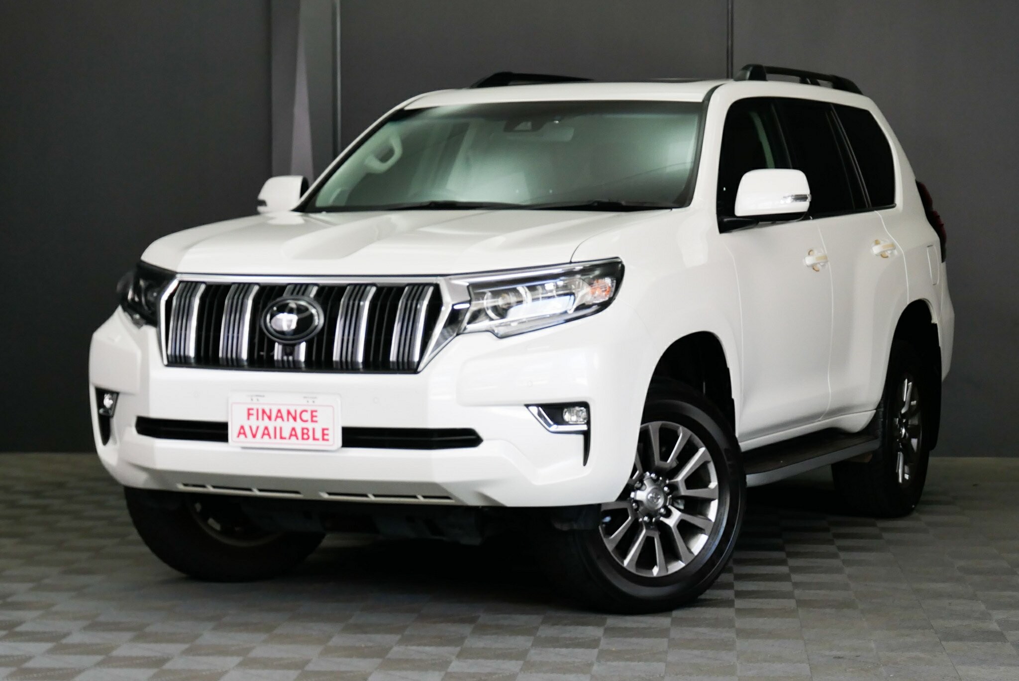 Toyota Landcruiser Prado image 3