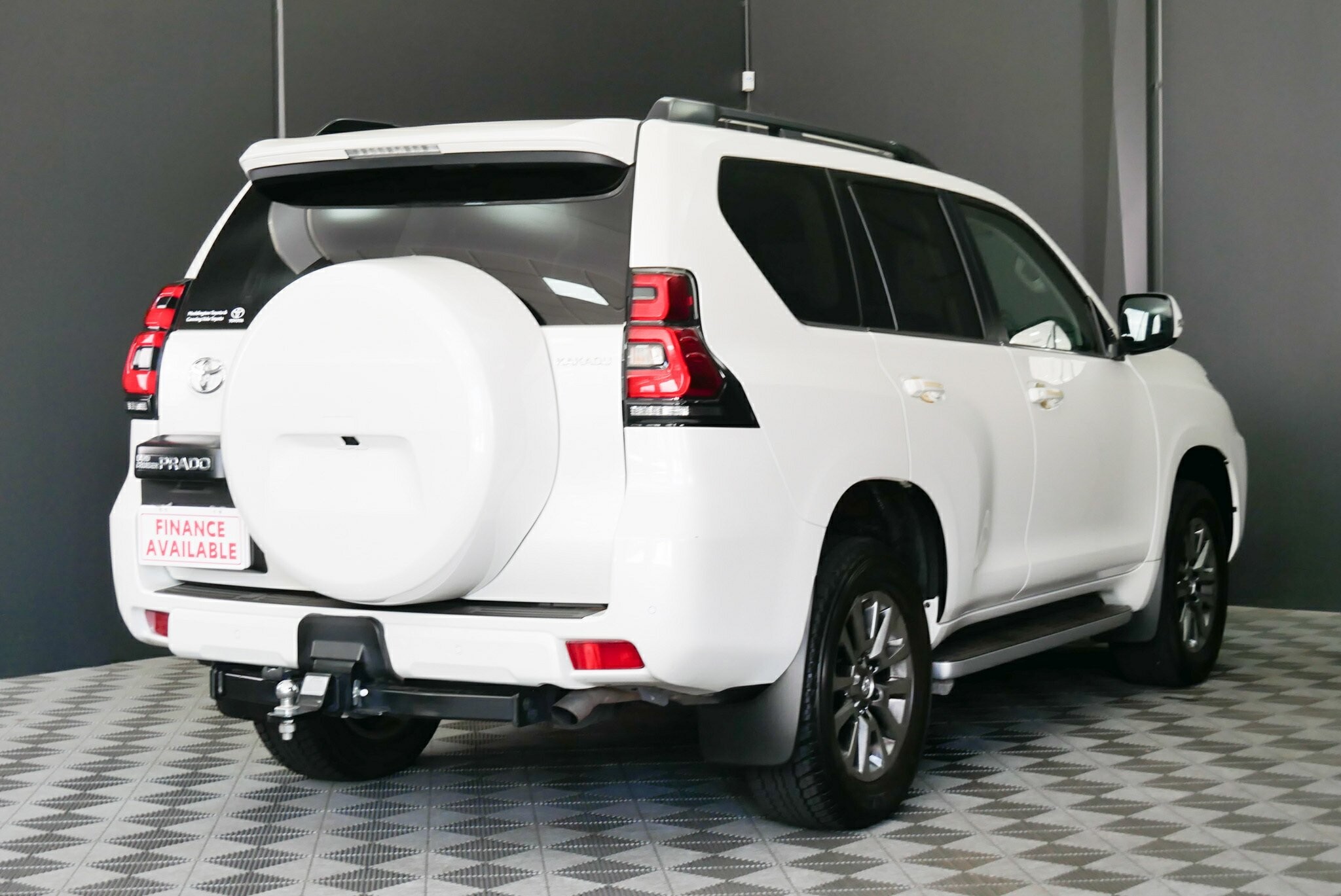 Toyota Landcruiser Prado image 4