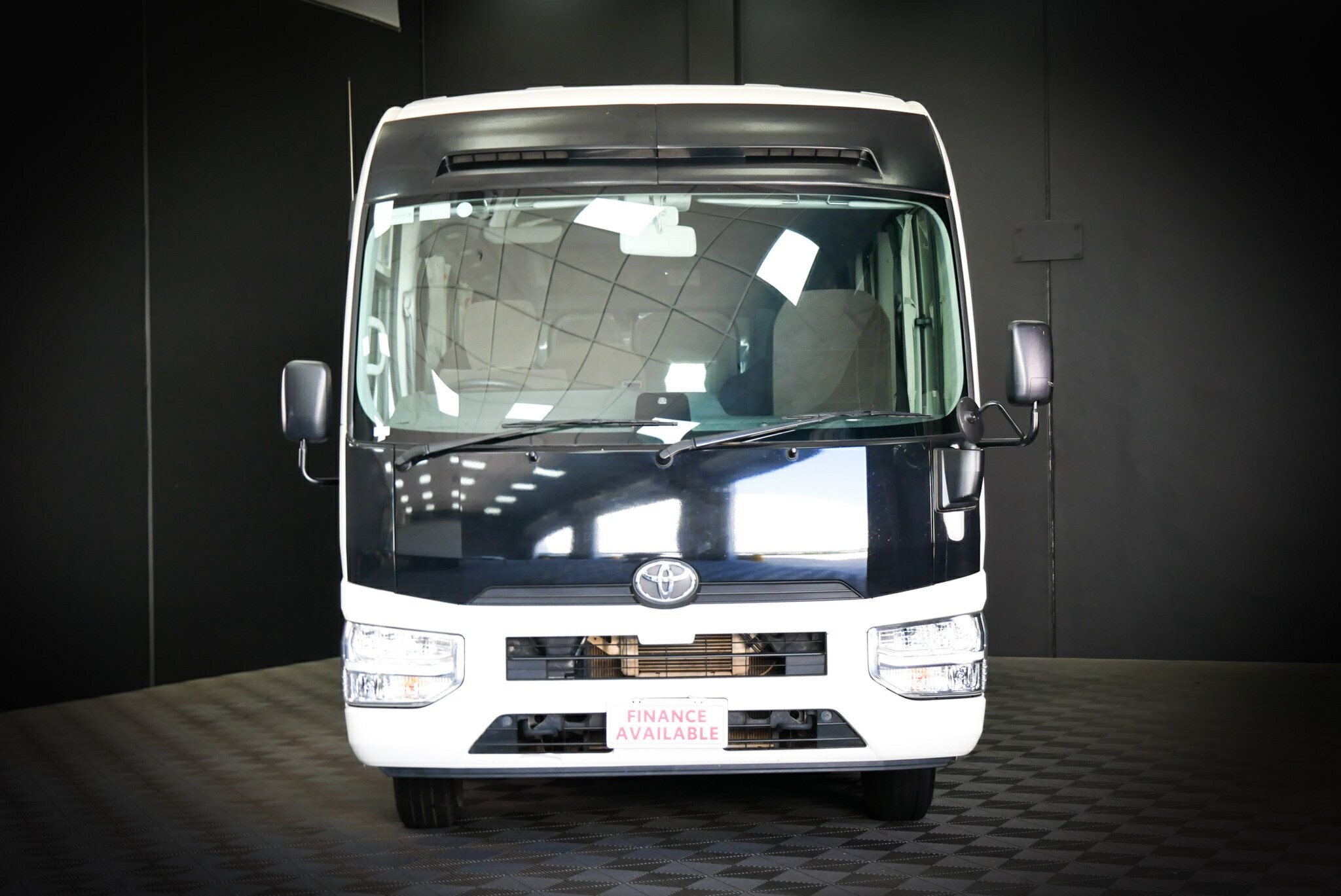 Toyota Coaster image 2