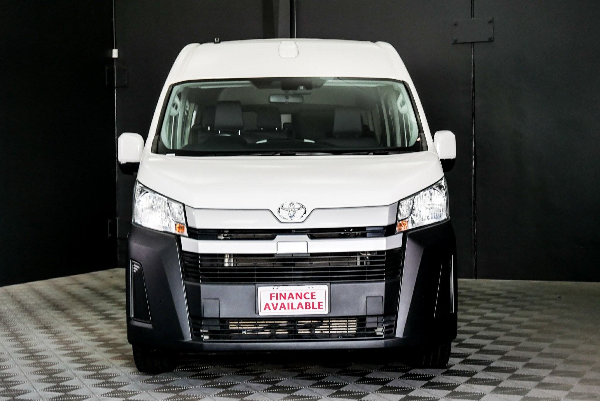 Toyota Hiace image 2