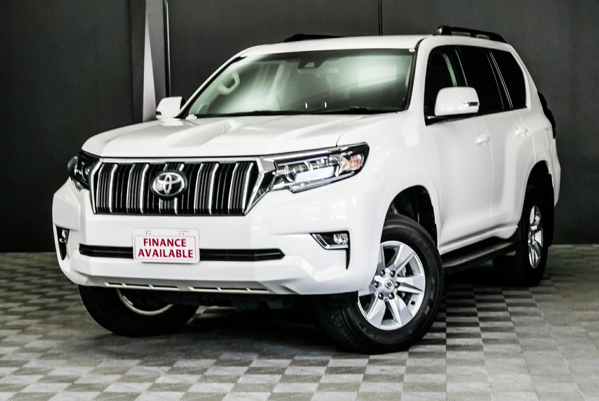 Toyota Landcruiser Prado image 3