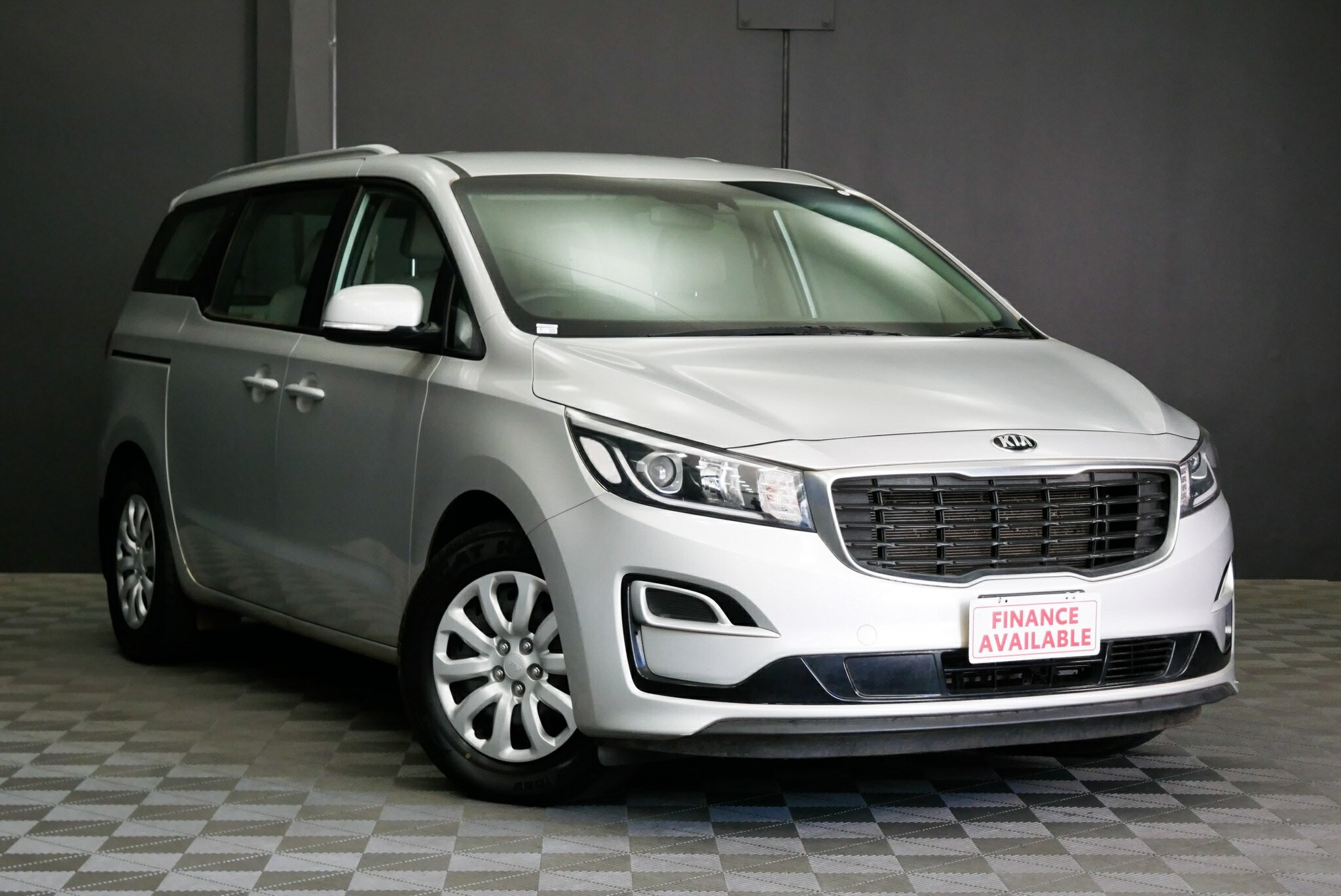 Kia Carnival image 1