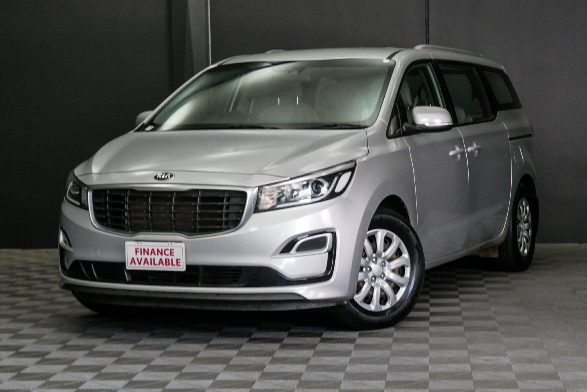 Kia Carnival image 3