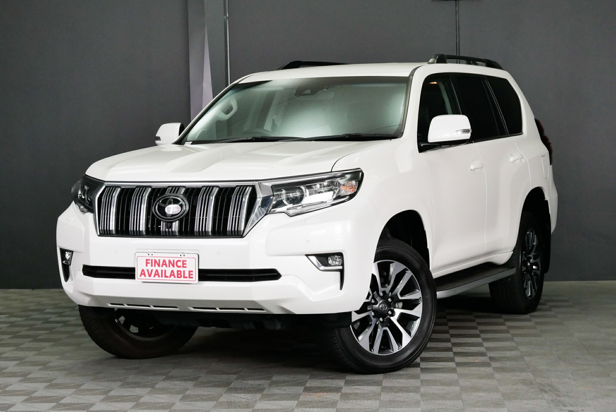 Toyota Landcruiser Prado image 3