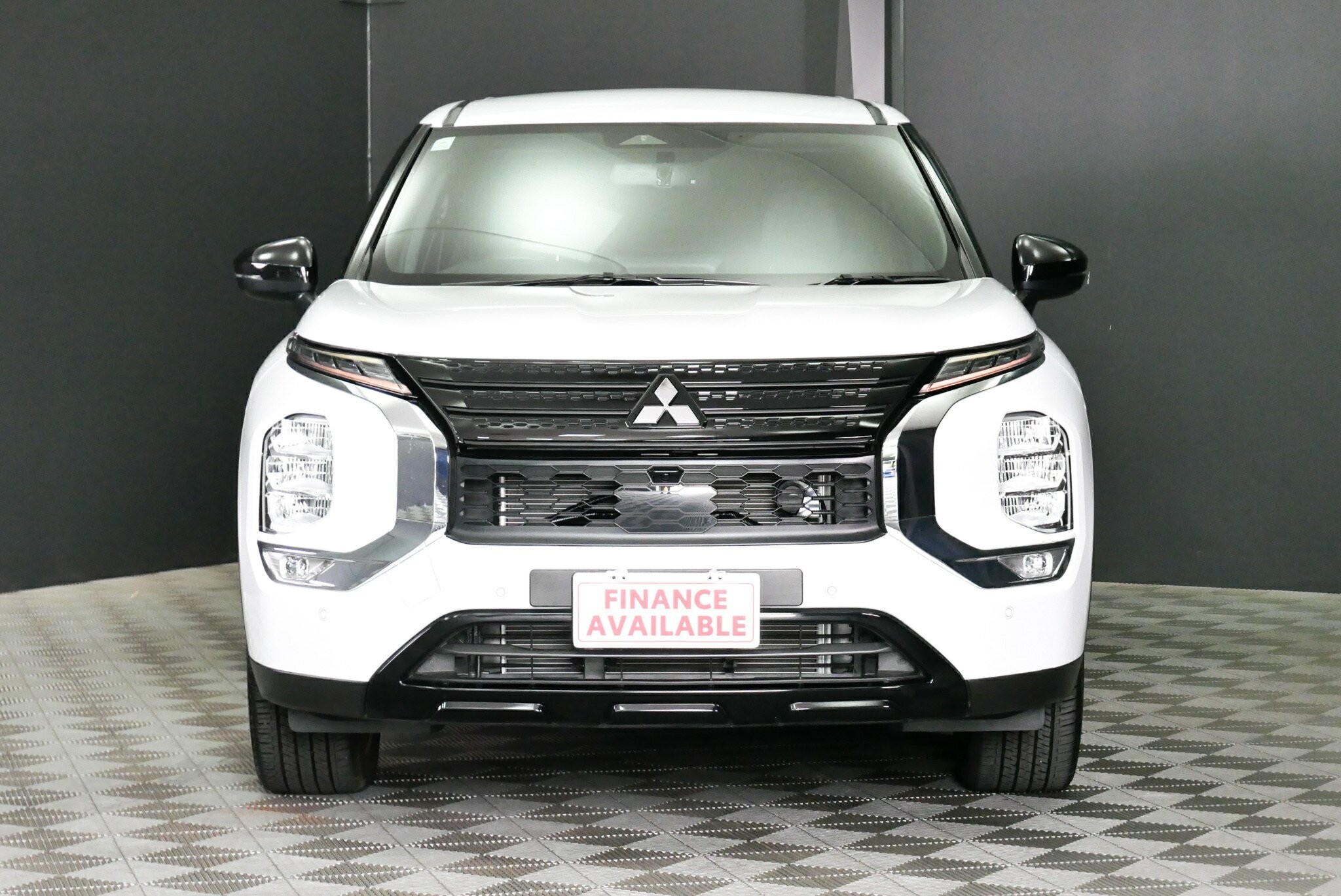 Mitsubishi Outlander image 2