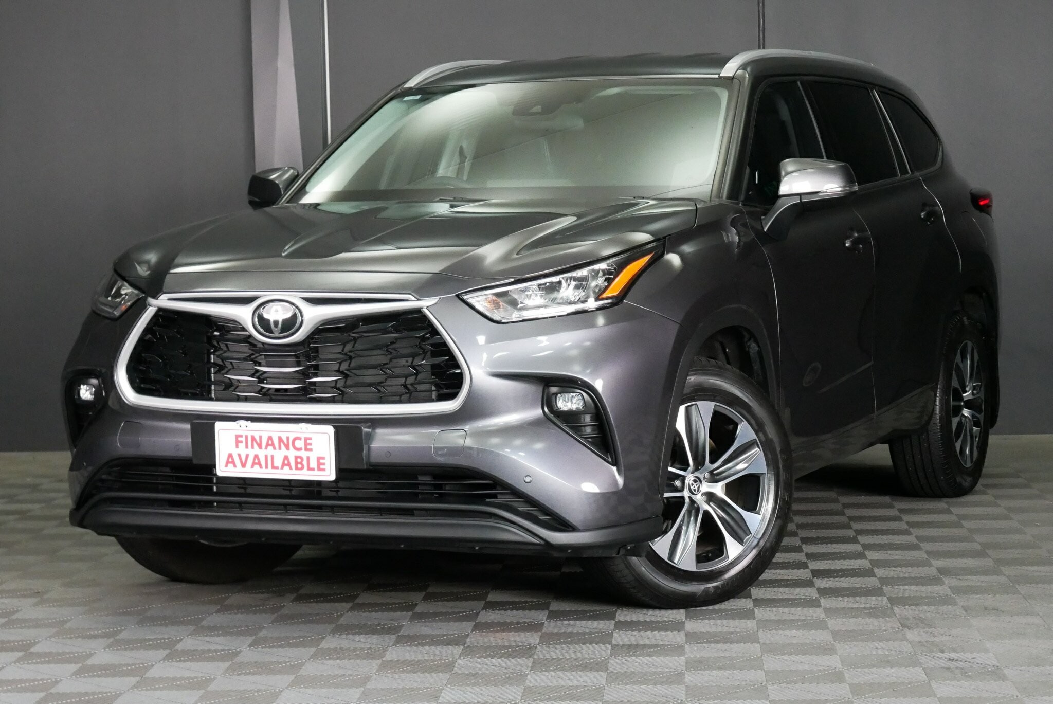 Toyota Kluger image 3