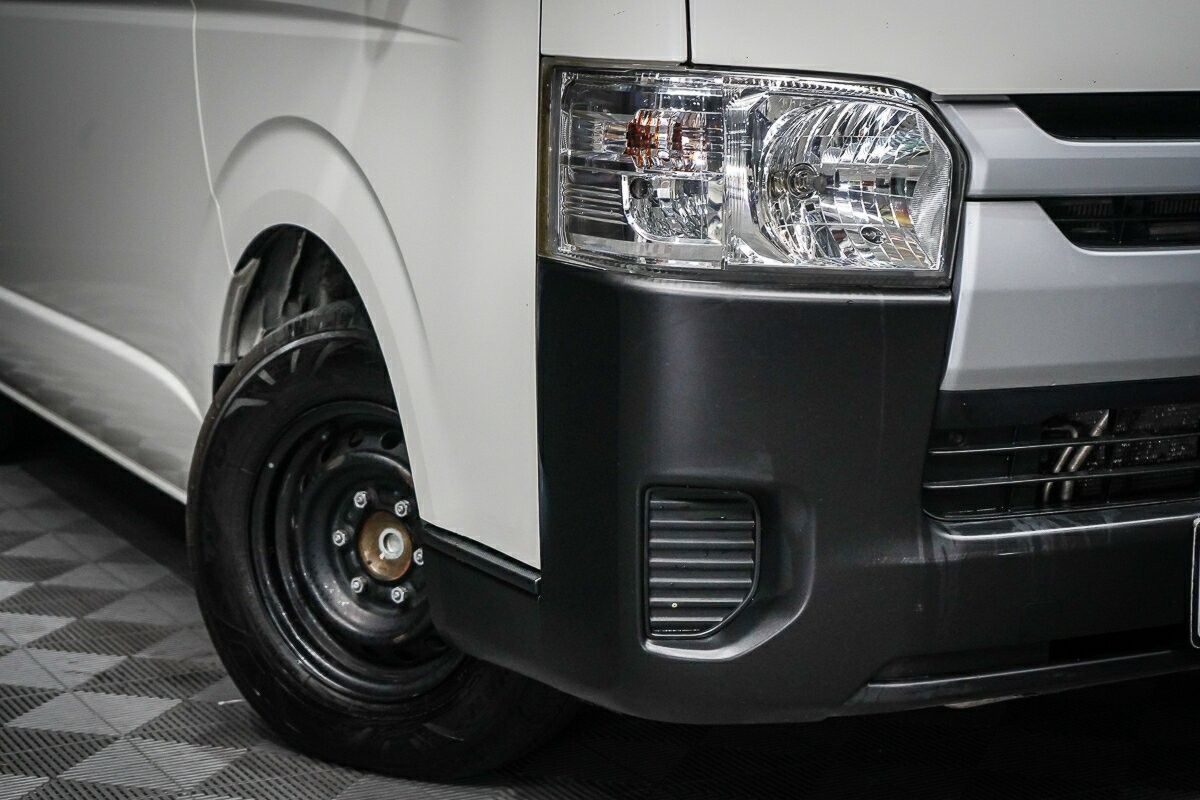 Toyota Hiace image 2