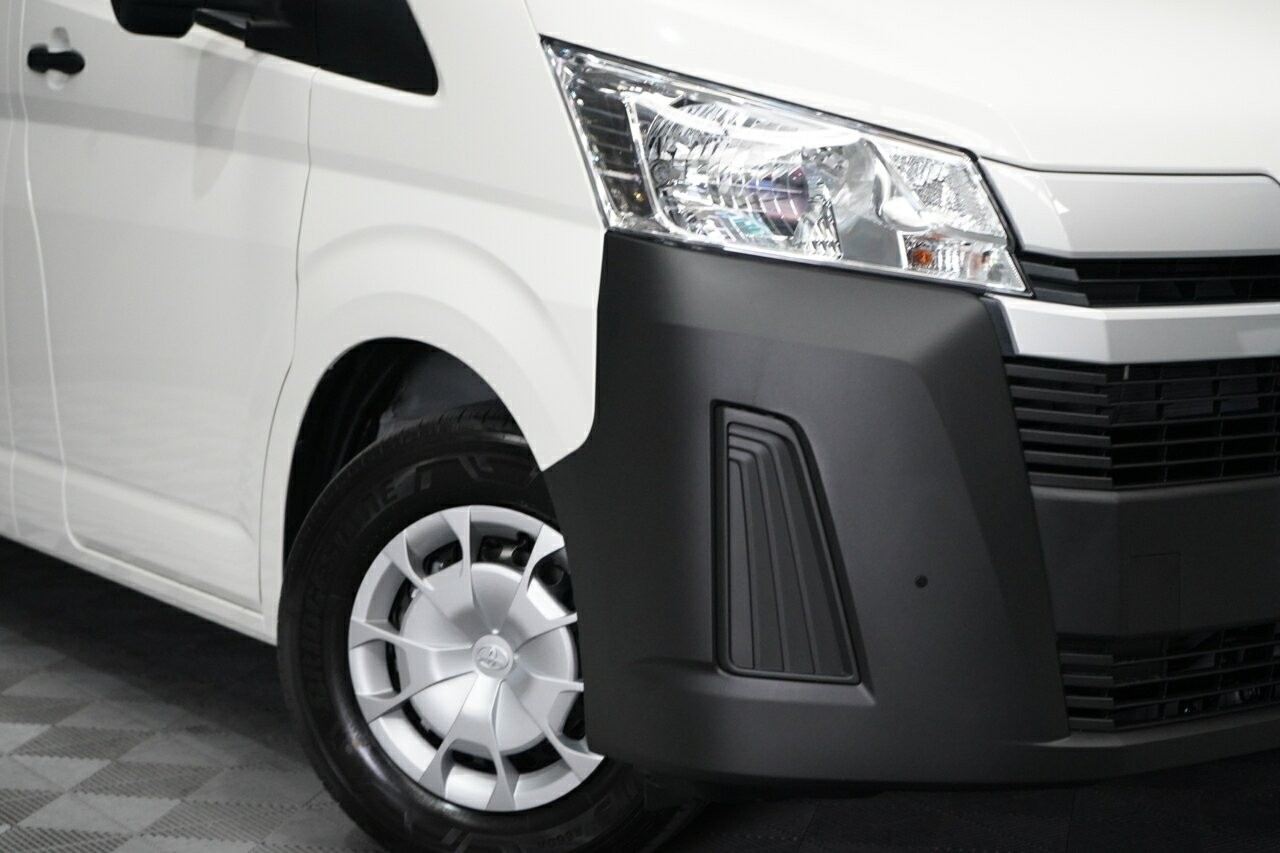 Toyota Hiace image 2