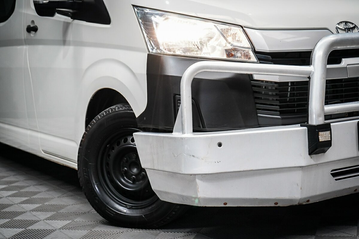 Toyota Hiace image 2