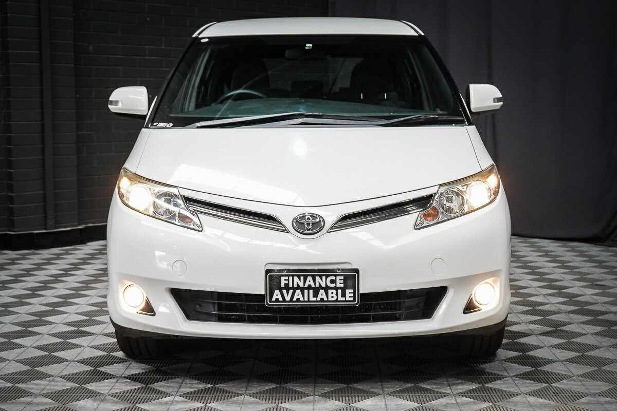 Toyota Tarago image 3