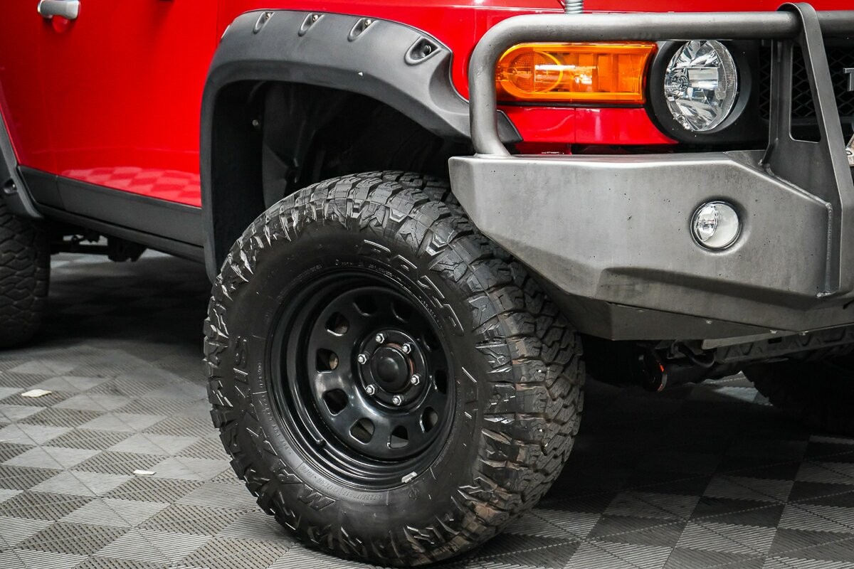 Toyota Fj Cruiser image 2