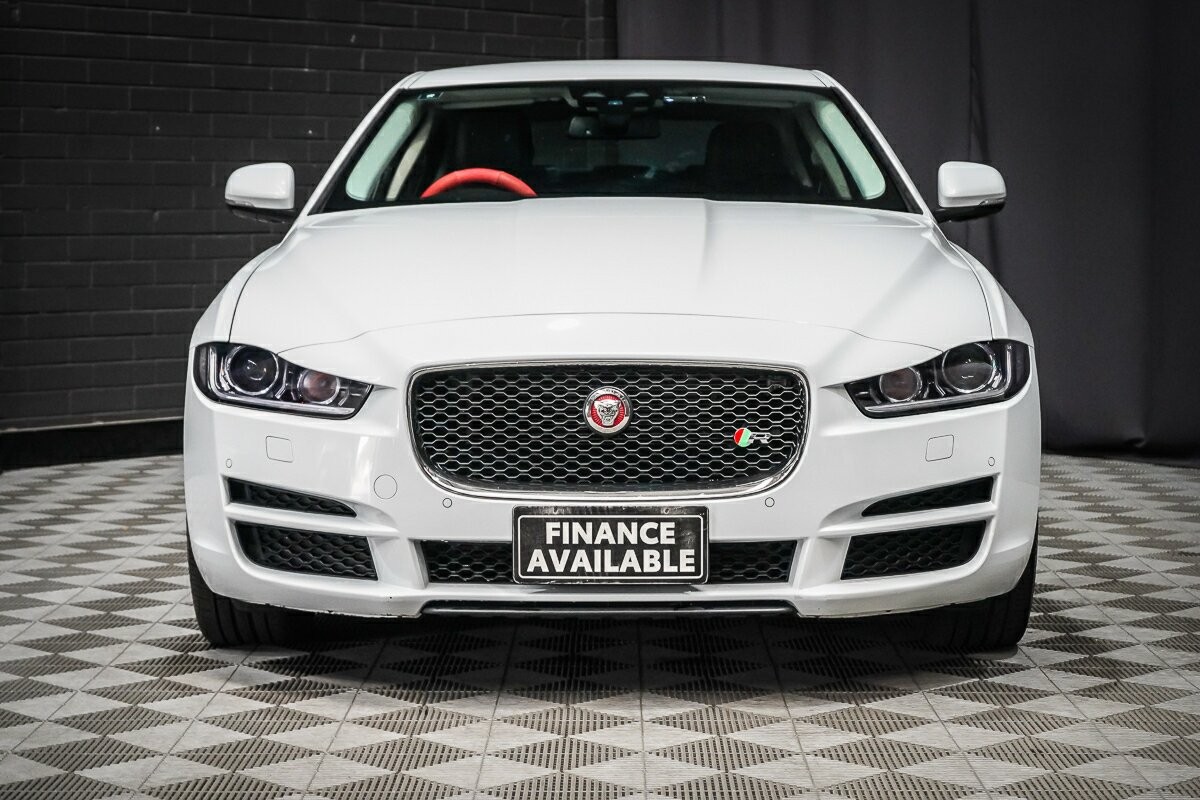 Jaguar Xe image 3