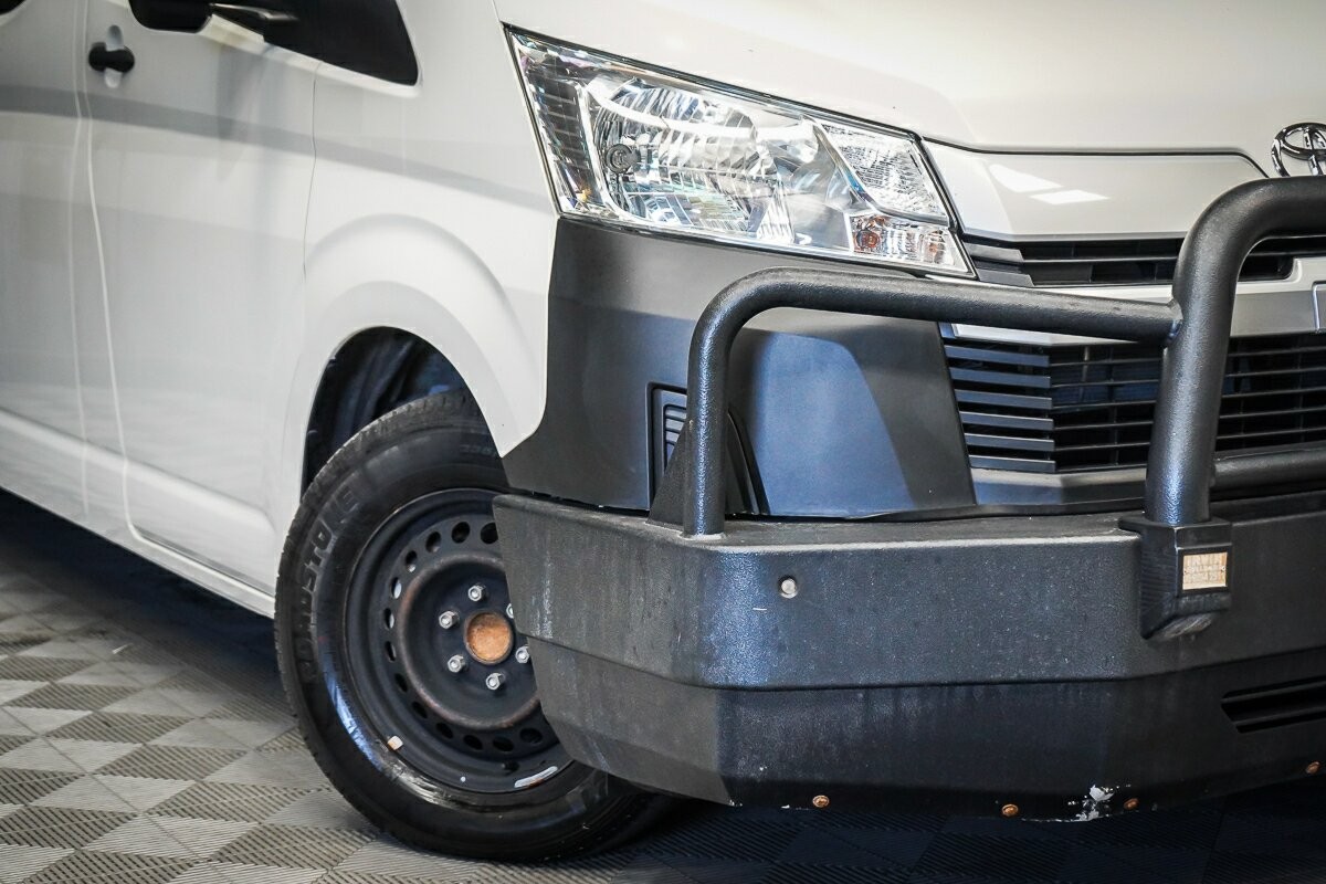 Toyota Hiace image 2