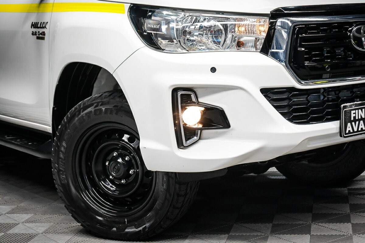 Toyota Hilux image 2