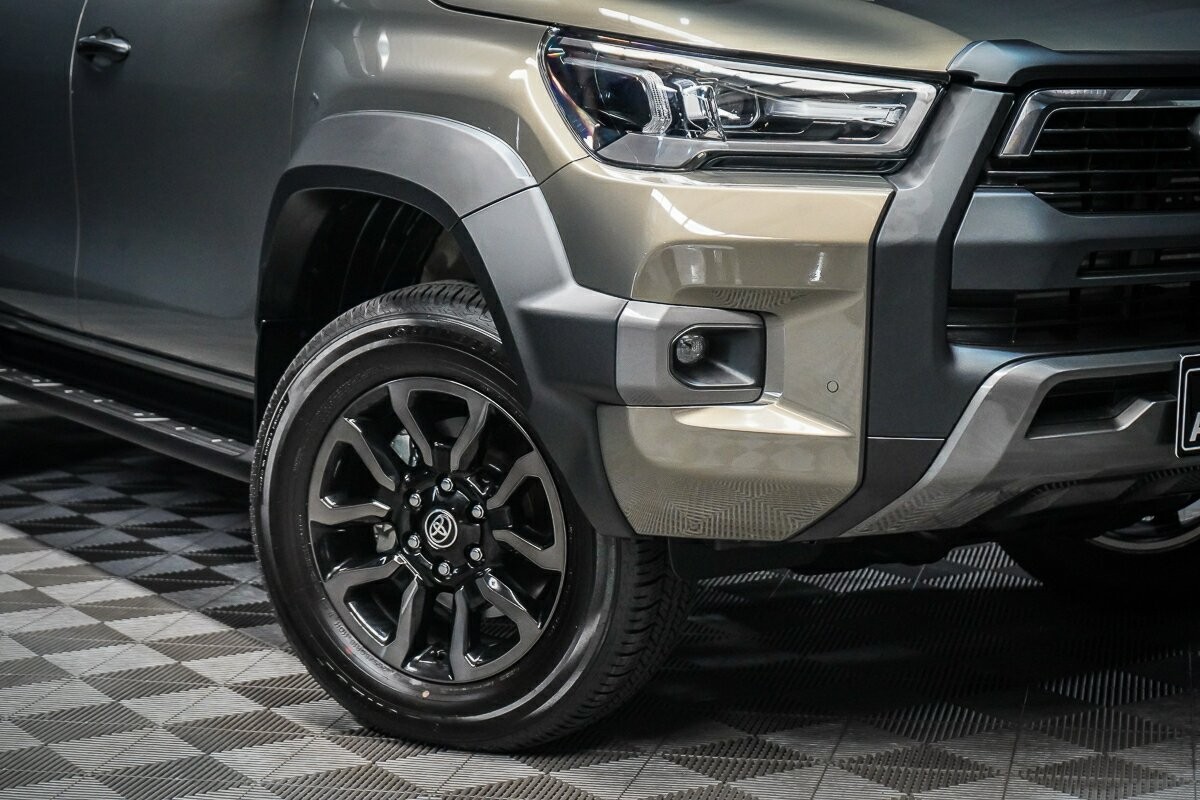 Toyota Hilux image 2