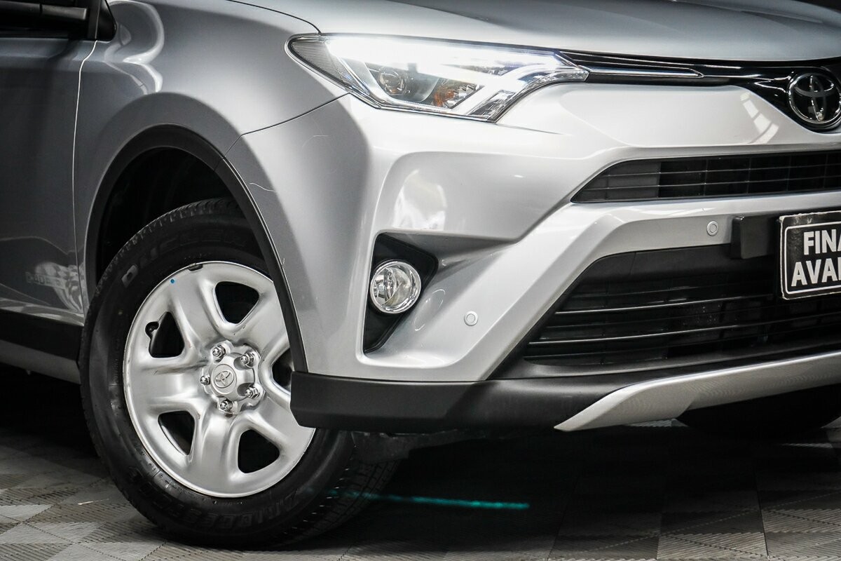 Toyota Rav4 image 2