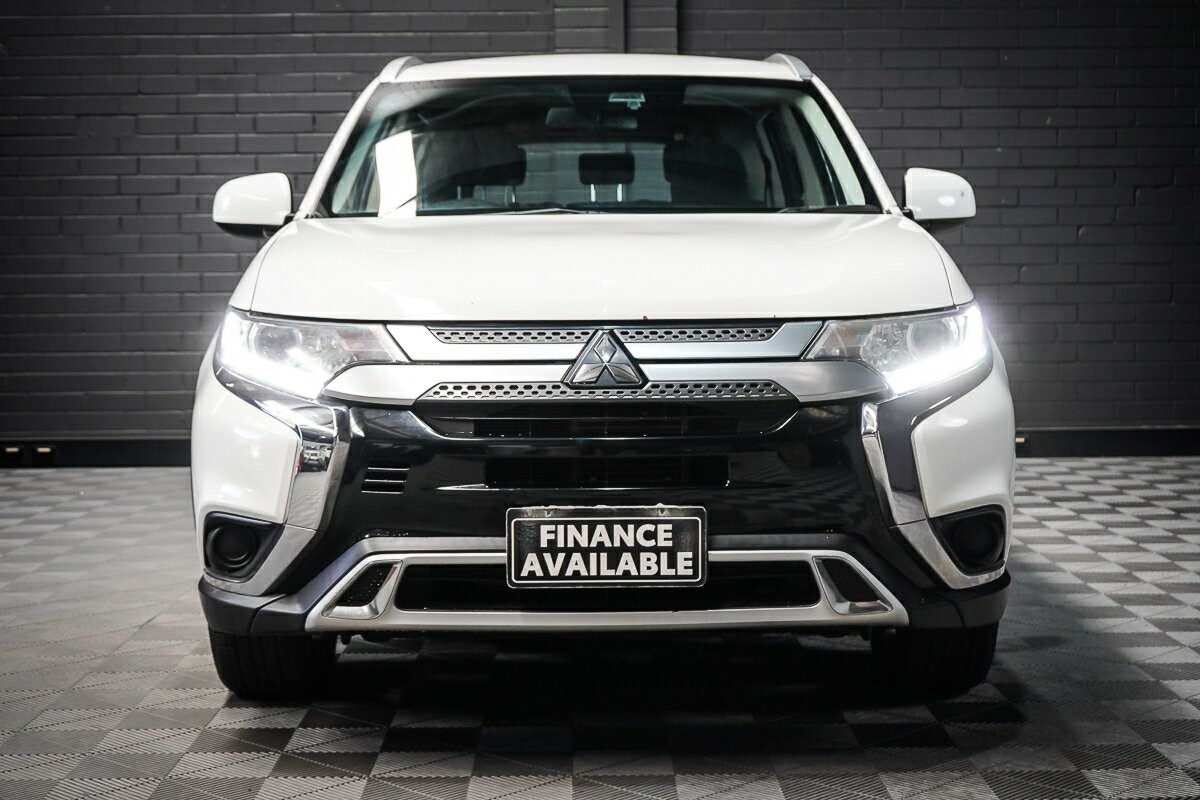 Mitsubishi Outlander image 3