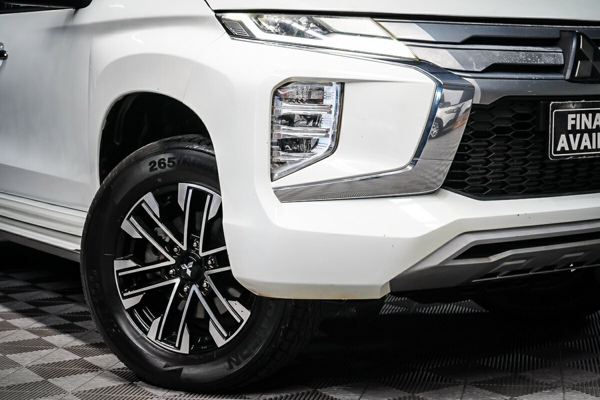 Mitsubishi Pajero Sport image 2