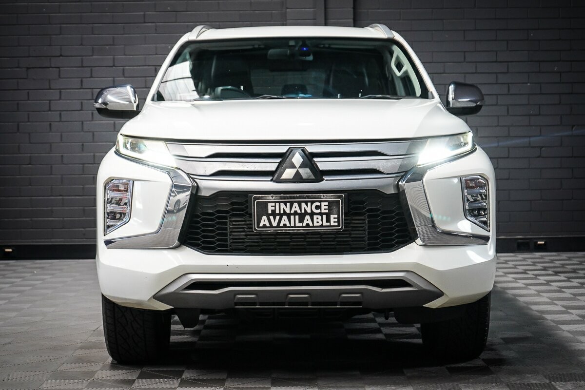 Mitsubishi Pajero Sport image 3