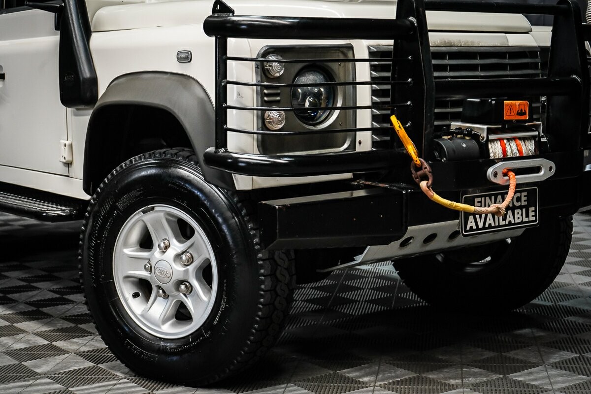 Land Rover Defender image 2