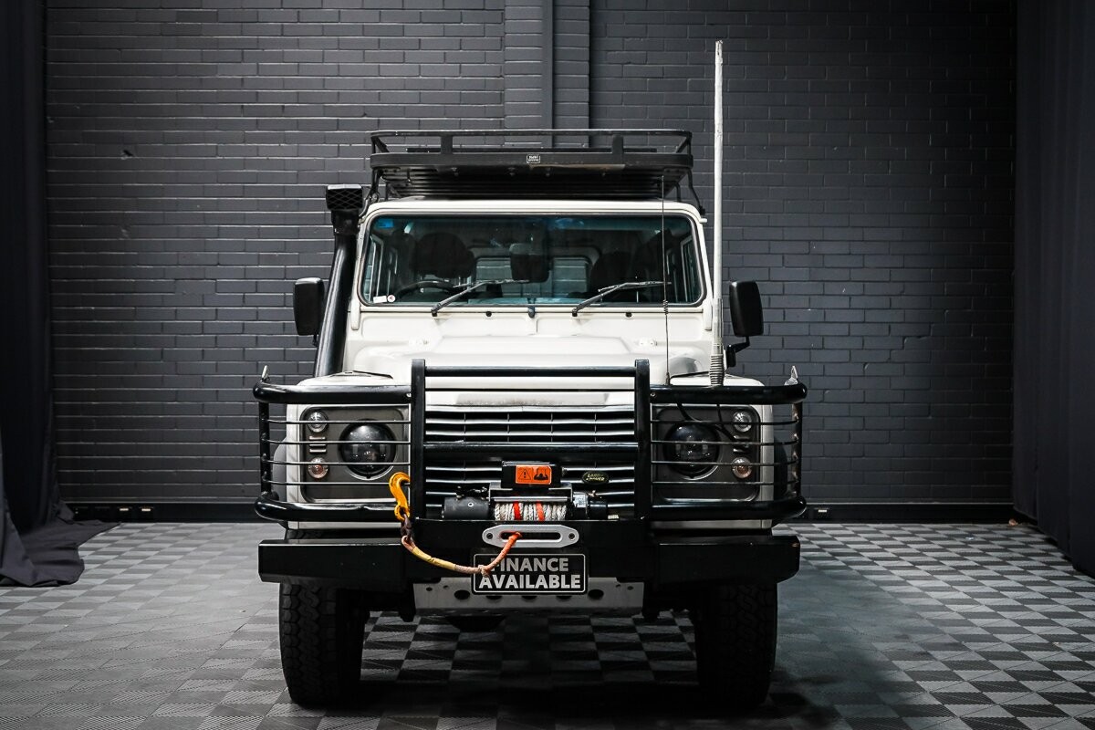 Land Rover Defender image 3