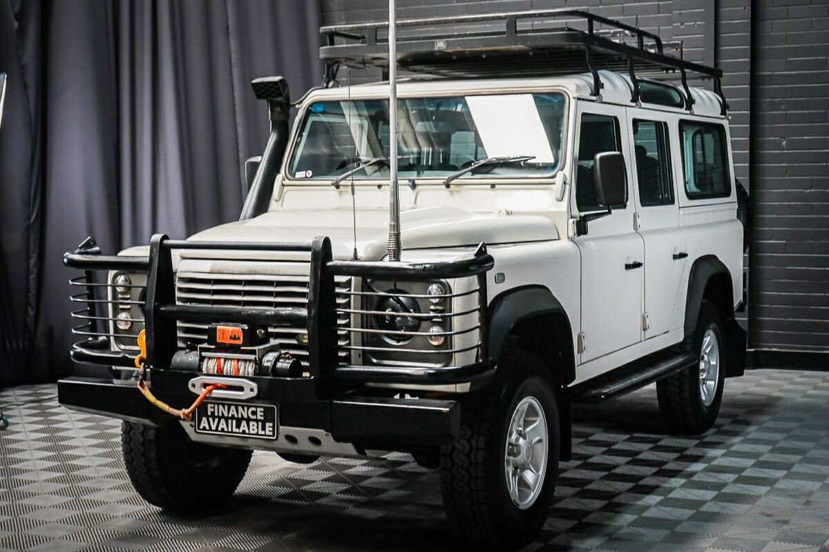 Land Rover Defender image 4