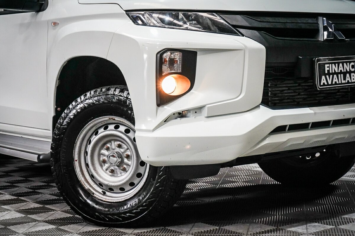 Mitsubishi Triton image 2