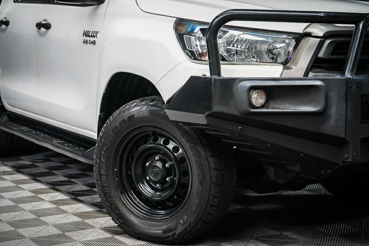 Toyota Hilux image 2