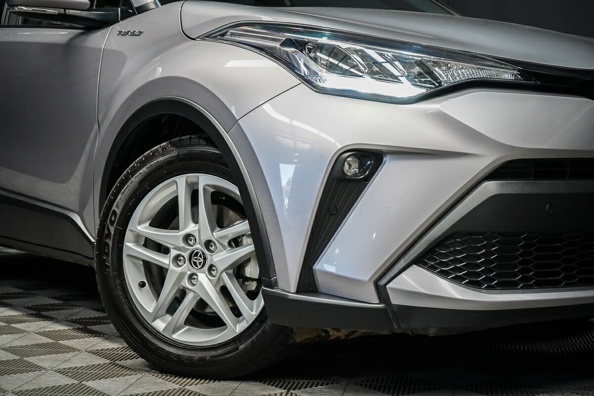 Toyota C-hr image 2