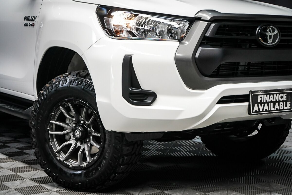 Toyota Hilux image 2