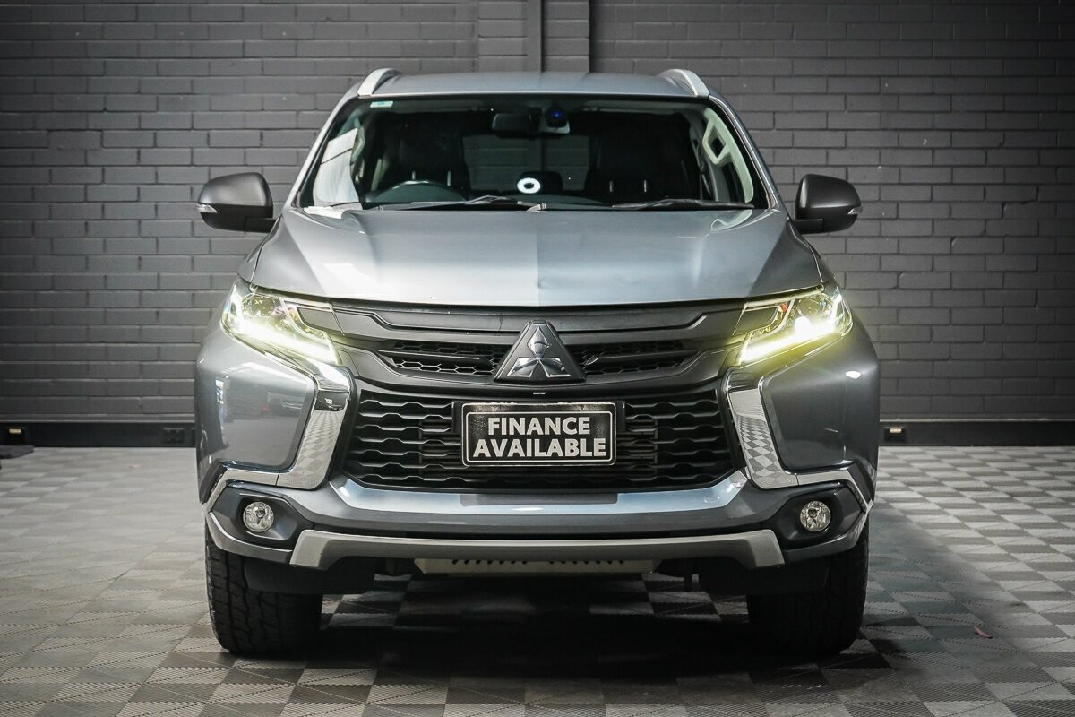 Mitsubishi Pajero Sport image 3