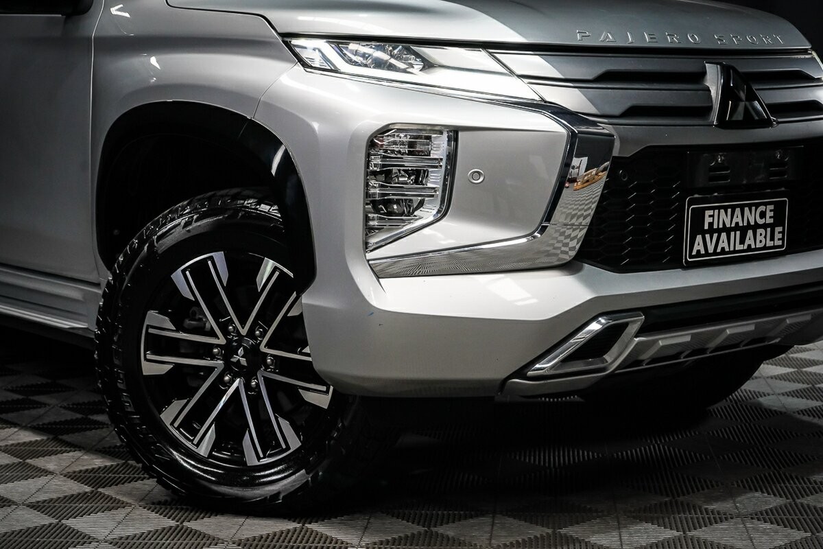 Mitsubishi Pajero Sport image 2