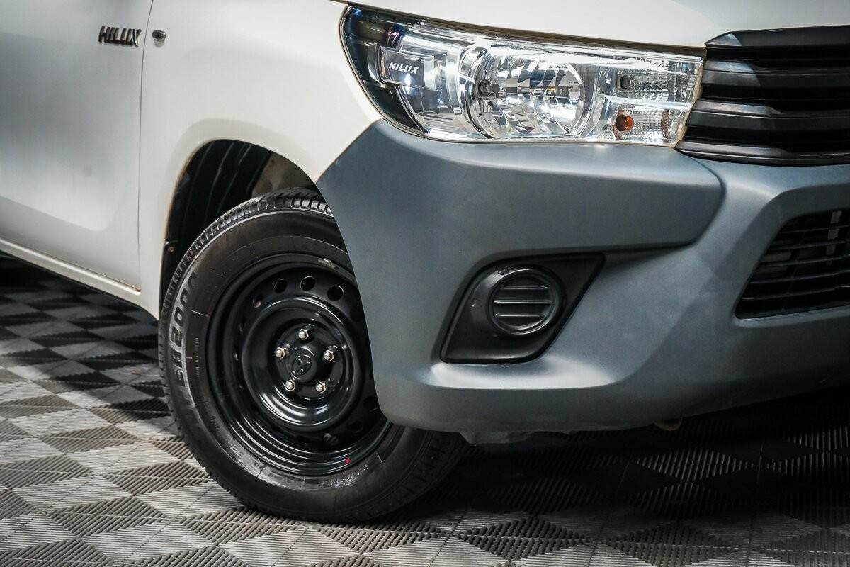 Toyota Hilux image 2