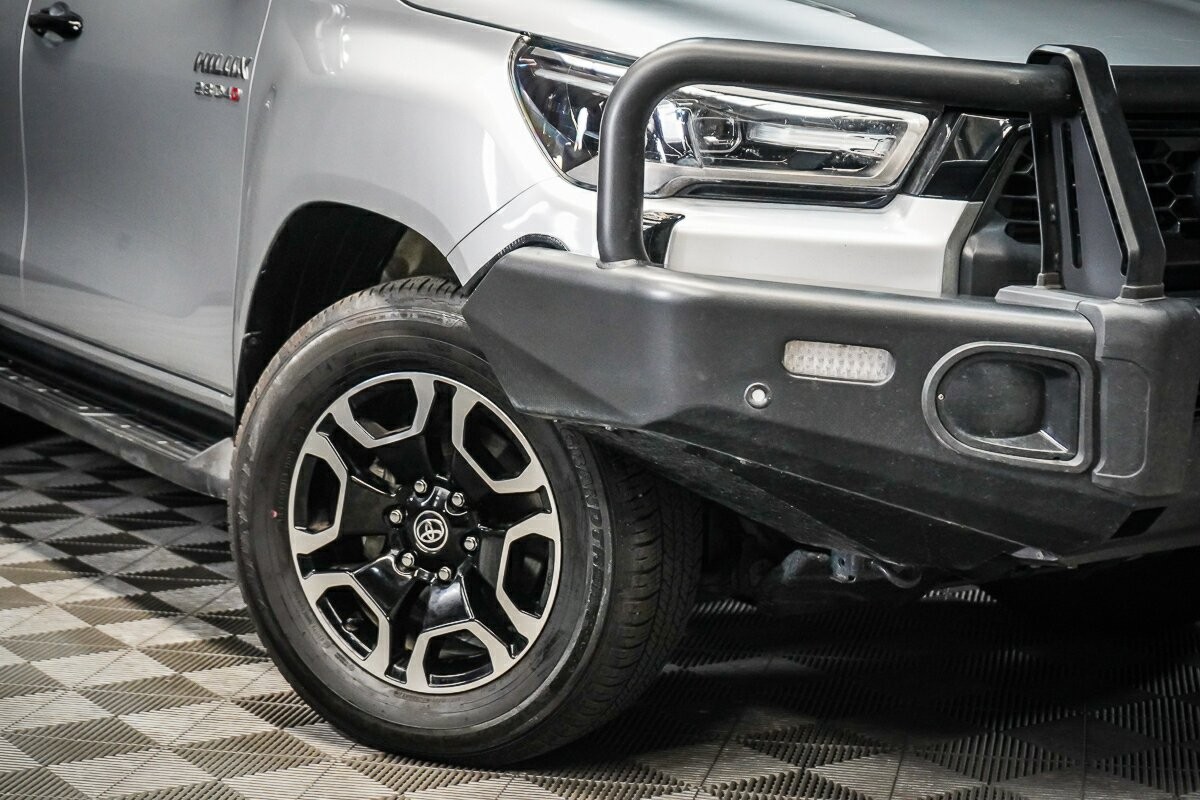 Toyota Hilux image 2