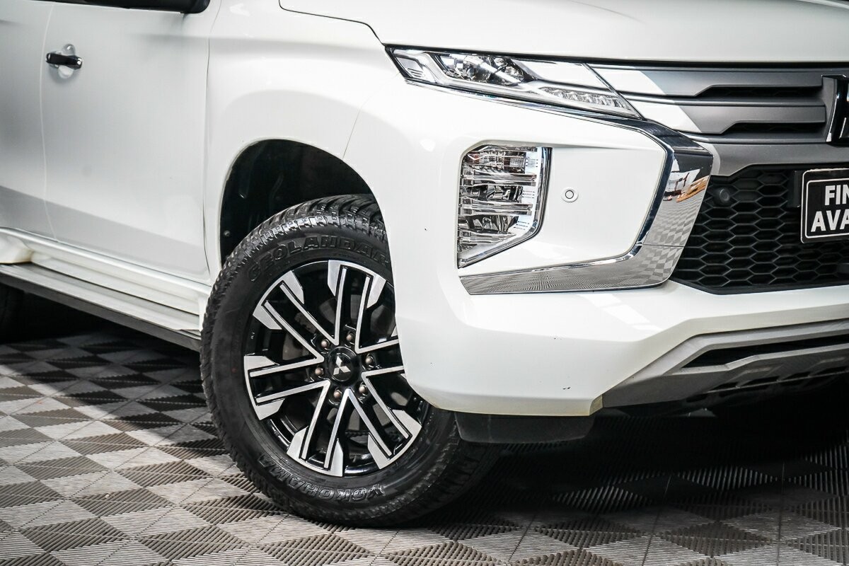 Mitsubishi Pajero Sport image 2