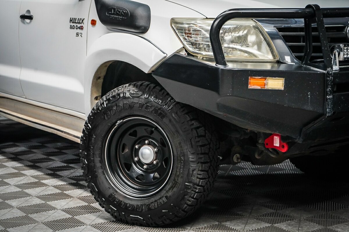 Toyota Hilux image 2