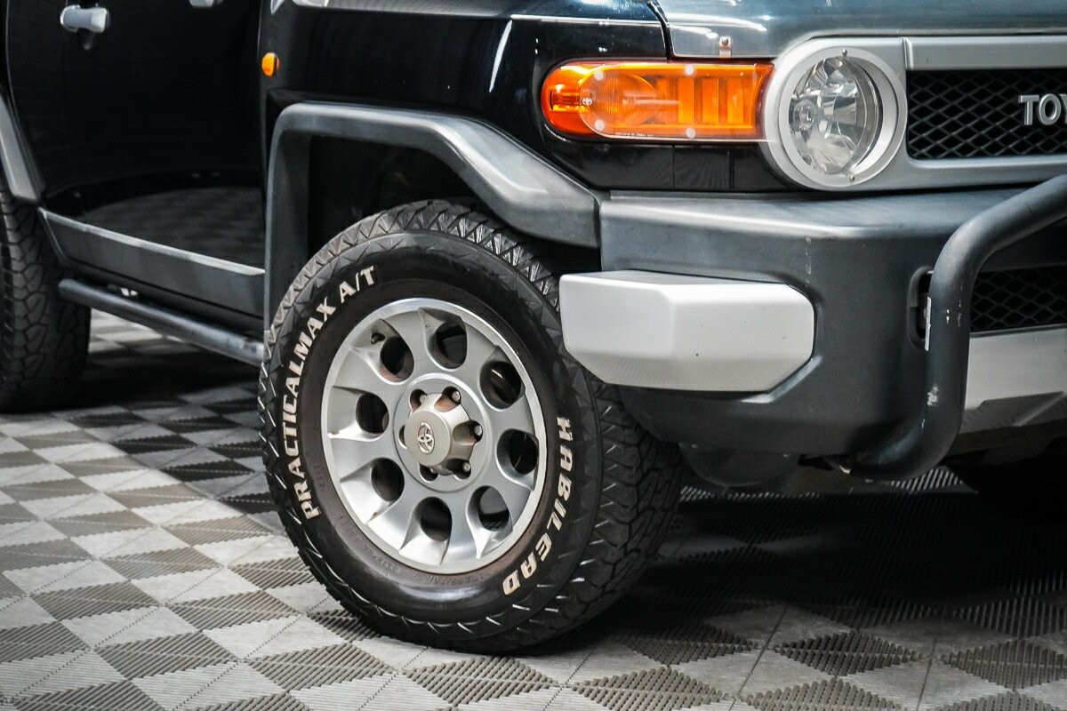 Toyota Fj Cruiser image 2